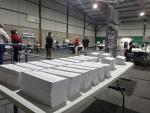 Imagen de una mesa en un colegio electoral, abarrotada de papeletas.