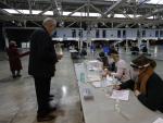 Punto de votaci&oacute;n en La Farga de L'Hospitalet de Llobregat (Barcelona) para las elecciones catalanas del 14F