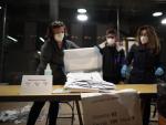 Miembros de las mesas electorales cuentan los votos tras finalizar la votaci&oacute;n en un colegio electoral de Barcelona.
