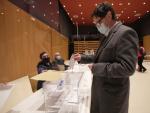 El candidato del PSC a la presidencia de la Generalitat de Catalu&ntilde;a, Salvador Illa, vota este domingo en las elecciones catalanas del 14-F.