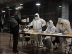 Una persona acude al Mercat del Ninot, centro de votaci&oacute;n habilitado para el 14F, entre las 7 y las 8 de la tarde.