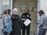 Varias personas con cita previa esperan para entrar en una oficina del SEPE (antiguo INEM), en Valencia, Comunidad Valenciana (Espa&ntilde;a), a 12 de febrero de 2021. El n&uacute;mero de parados registrados en las oficinas de emple