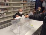 Un hombre deposita su voto en el colegio J. J. Ortiz de Sant Andreu de la Barca.