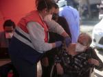Un anciano recibe la vacuna contra la Covid-19 en el municipio sevillano de Lora del R&iacute;o.