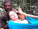 Ashley Judd, siendo transportada por la selva.