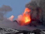 El volc&aacute;n Etna, ubicado en Sicilia, ha entrado en erupci&oacute;n y ha provocado una densa columna de lava y ceniza en las primeras horas de este jueves, 30 horas despu&eacute;s de su &uacute;ltima erupci&oacute;n. Las fuentes de lava han alcanzado entre 600 y 700 metros de altitud y los flujos de lava del volc&aacute;n se han dirigido principalmente hacia el Valle del Bove y hacia el suroeste. La erupci&oacute;n, como en la mayor&iacute;a de los eventos protagonizados por el Etna, ha durado unos 45 minutos, seg&uacute;n la informaci&oacute;n recogida por la prensa italiana. El volc&aacute;n activo m&aacute;s alto de Europa comenz&oacute; sus primeras erupciones en la tarde del pasado martes. Poco a poco fueron incrementando su intensidad y comenzaron las emisiones de lava, cenizas y expulsi&oacute;n de lapilli, que son unos fragmentos de piedra que llegaron a los pueblos cercanos y a la ciudad de Catania.
