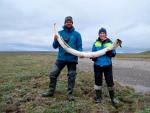 Love Dal&eacute;n y Patr&iacute;cia Pecnerov&aacute; con un colmillo de mamut en la isla de Wrangel.