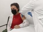 Una mujer recibe la primera dosis de la vacuna contra la COVID-19 de AstraZeneca en un Centro de Vacunaci&oacute;n de la Comunidad