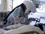 Una enfermera atiende a un paciente de covid-19 en la unidad de cuidados intensivos de un hospital en Chula Vista, California, en la frontera entre EE UU y M&eacute;xico.