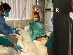 Ashley Judd, en el hospital, tras ser operada y una radiograf&iacute;a de los tornillos instalados en su pierna para mantenerla unida.