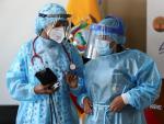 Personal m&eacute;dico de un hospital de Quito, Ecuador, se prepara para administrar la vacuna contra la covid-19.