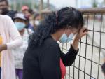 Familiares de reclusos se lamentan frente a la prisi&oacute;n Libertad Zonal 8, en Guayaquil, una de las cuatro c&aacute;rceles ecuatorianas donde una serie de motines se sald&oacute; con al menos 79 presos muertos.
