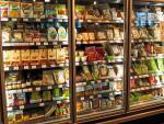 Alimentos refrigerados en una nevera de un supermercado.