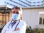 El doctor Jaime Boceta, a las puertas del Hospital Macarena