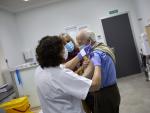 Un anciano recibe la vacuna