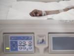 Archivo - Mano de un enfermo con v&iacute;a subcut&aacute;nea en una cama de la UCI del Hospital de Emergencias Isabel Zendal, Madrid (Espa&ntilde;a).