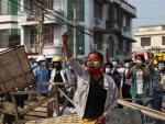 Protesta en Mandalay, Birmania, contra el golpe de Estado perpetrado por los militares en el pa&iacute;s.