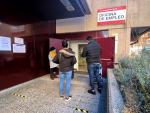 Archivo - Varias personas frente a una oficina de empleo en Madrid