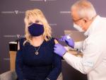 Dolly Parton recibiendo la vacuna contra la Covid-19.