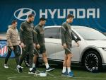 Algunos jugadores del Atletico de Madrid contemplan el nuevo Hyundai Ioniq 5.