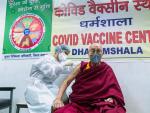 El Dalai Lama recibiendo la primera dosis de la vacuna.