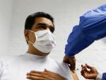 Nicol&aacute;s Maduro recibe la primera dosis de la vacuna.