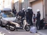 Agentes de la Guardia Urbana acompa&ntilde;an a la comitiva judicial para desahuciar a una familia en el Coll (Barcelona)