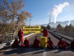Acte de protesta d'activistes de Greenpeace en la via d'acc&eacute;s a la nuclear de Cofrents