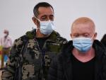 El doctor Pedro Cavadas, a la izquierda, con el joven albino guineano al que ha operado de c&aacute;ncer facial