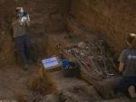 Archivo - Excavaciones en una fosa com&uacute;n de Sevilla