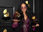La cantante H.E.R. posa con los premios Grammy 2021 a la mejor canci&oacute;n de R&B por 'Better Than I Imagined', y a la canci&oacute;n del a&ntilde;o por 'I Can't Breathe'.