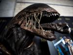 Un disfraz completo de uno de los 'xenomorfos' de la pel&iacute;cula 'Alien 3' es expuesto en una sala de la casa de subastas Julien's Auctions, en Beverly Hills, California (EE UU).
