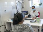 Una trabajadora sanitaria atiende a una paciente en el CAP Masdevall (Figueres, Girona).