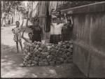 Barricada infantil detr&aacute;s de la Universidad de Barcelona, agosto de 1936