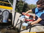 Un trabajador de la Comunidad de Madrid recoge muestras a trav&eacute;s del sistema 'Vig&iacute;a' de aguas residuales.