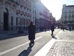 Dos personas utilizando un patinete el&eacute;ctrico en Madrid.
