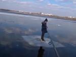 Ni&ntilde;o flotando sobre un trozo de hielo en Kiev.