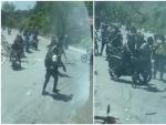 Un grupo de insurgentes rodea el autob&uacute;s de la Selecci&oacute;n de Belice en Hait&iacute;.