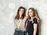 Sara y Cristina, creadoras de M&ouml;MMOT dejaron sus respectivos trabajos para dedicarse a vender kits para aprender a tejer.
