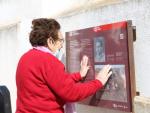 La Generalitat entrega los restos del maqui Francisco Serrano 'El Rubio' a su hija Lidia Serrano y a su nieta Angeles Castel, en el cementerio dels Reguers, en Tortosa (Tarragona), el 25 de marzo de 2021.