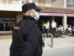 Un agente de la Polic&iacute;a Nacional durante un control a una terraza de un restaurante de Palma de Mallorca (Espa&ntilde;a), a 6 de marzo de 2021. El pasado 3 de marzo, entraron en vigor medidas para la desescalada en Mallorca,