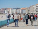 Varias personas pasean por el paseo mar&iacute;timo de Sanxenxo, Pontevedra, Galicia (Espa&ntilde;a), a 21 de marzo de 2021.