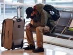 Una persona mira su teléfono móvil en el aeropuerto Adolfo Suárez Madrid-Barajas.