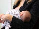 Una de las dos beb&eacute;s que nacieron con anticuerpos contra el coronavirus en los brazos de su madre.