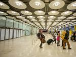 Archivo - Algunas turistas caminan por los pasillos de la Terminal 4 del Aeropuerto Adolfo Su&aacute;rez-Madrid Barajas