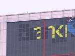 Cambio de logo de Bankia a CaixaBank en las Torres Kio, en Madrid.