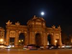 Imagen de la Puerta de Alcal&aacute; en Madrid con su iluminaci&oacute;n apagada.