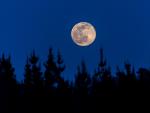 La luna llena, denominada de gusano y primera desde el comienzo de la primavera, es vista desde Palas de Rei (Lugo),