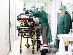 Personal sanitario atiende a un paciente de Covid-19 en la uci del Hospital Universitario de Essen, Alemania.
