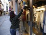 Bares y comercios vuelven a abrir en Granada hasta las 6 de la tarde tras rebajar la Junta de Andaluc&iacute;a las restricciones anteriores que manten&iacute;an los negocios cerrados durante todo el d&iacute;a.